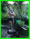 DOUCHE AU PIED D'UN RAFFIA
