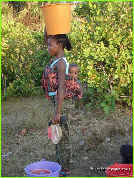 UNE MALGACHE AVEC SON BEBE