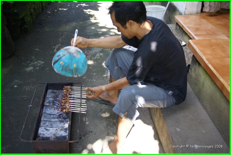 KETUT DEVANT LE BARBECUE 