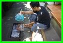 KETUT DEVANT LE BARBECUE 
