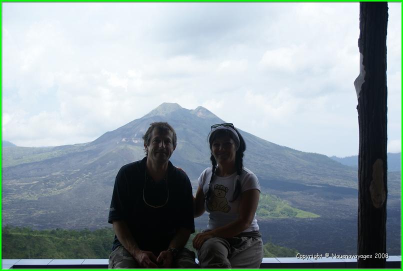 NOUS DEUX DEVANT LE MONT BATUR 