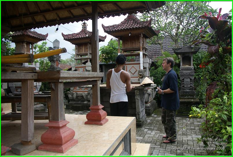 CHEZ NOTRE GUIDE WAYAN
