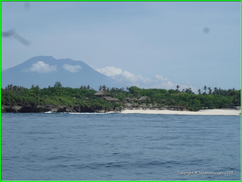 NUSA LEMBONGAN  AVEC BALI en arriere plan 