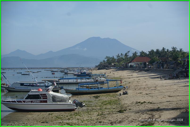 NUSA LEMBOGAN et BALI en arrière plan 