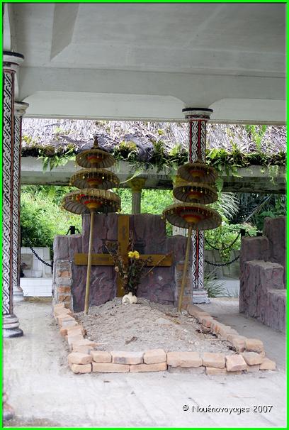 LA TOMBE