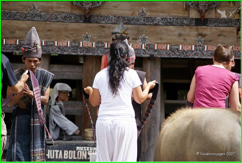 DANSE BATAK ET PARTICIPATION DU PUBLIC